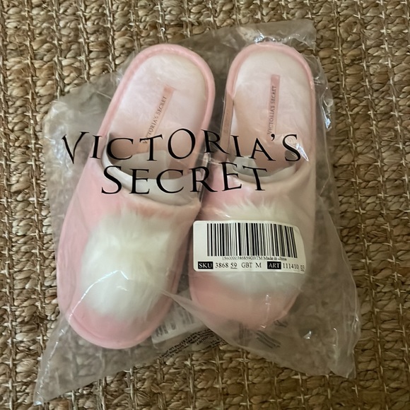 NWT Victoria’s Secret Pink and White Pom Pom slippers size Medium - Picture 3 of 3